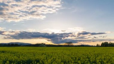 Günbatımında gökyüzünde hareket eden bulutların güzel hızlandırılmış görüntüleri.