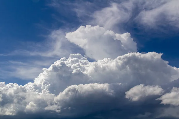 Grande Cumulo Nube Bianca Cielo Blu — Foto Stock
