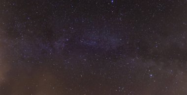 Samanyolu ve yıldızlarla panoramik yaz gecesi gökyüzü. Çek Cumhuriyeti