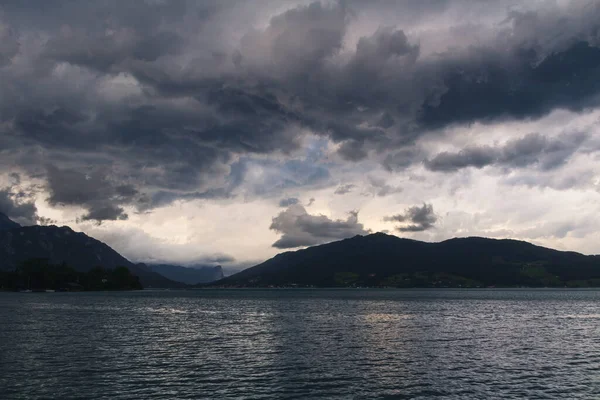 Lago Attersee Cielo Nublado Tormenta Con Alpes Montaña Tiempo Mal — Foto de Stock