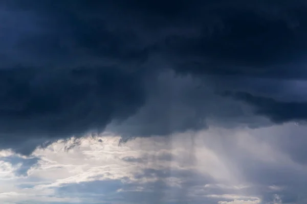 Tempestade Dramática Cumulus Céu Nuvem Com Chuva — Fotografia de Stock