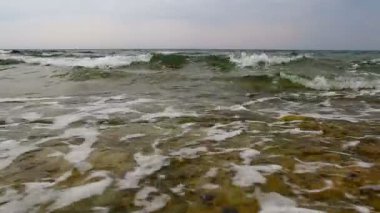 Avusturya, Salzburg 'daki Attersee gölünde köpüklü büyük dalgalar