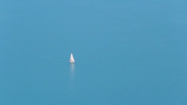 Kleine Zeilboot Drijvend Attersee Salzburg Oostenrijk — Stockvideo