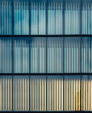 Ofis binasının cam pencereleri. Soyut mimari, iş geçmişi