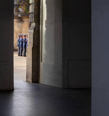 Prag, Çek Cumhuriyeti - 31 Ekim 2025: Kale boyunca geleneksel askeri geçit töreninde yer alan kale muhafızları