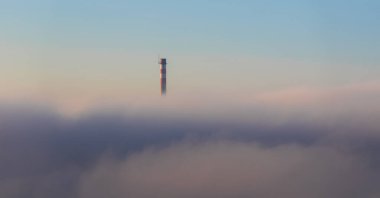 Baca, Ceske Budejovice şehrinin üstündeki ters sisli yerden dışarı bakıyor. Çek Cumhuriyeti
