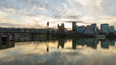 Bulutlar hareket ve Willamette Nehri şehir Cityscape ve Hawthorne köprü Portland Oregon boyunca su yansıma 4096 x 2304 gün batımında UHD 4k Timelapse film