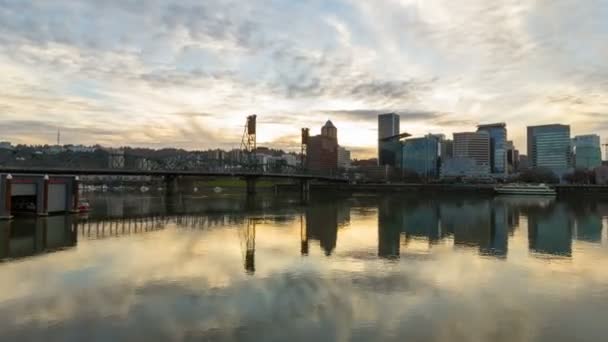 UHD 4k Timelapse Film sur le mouvement des nuages et la réflexion sur l'eau le long de la rivière Willamette avec Downtown Cityscape et Hawthorne Bridge à Portland en Oregon au coucher du soleil 4096x2304 — Video