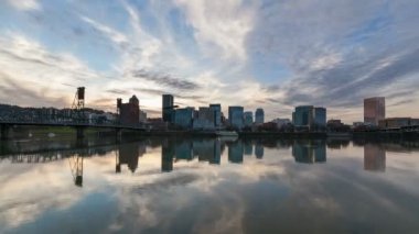 UHD 4k Timelapse film bulutlar hareket ve su yansıma Willamette Nehri şehir şehir manzarası ve Hawthorne köprü Portland Oregon 4096 x 2304