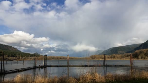 Ultra alta definizione 4k Timelapse film di nuvole bianche in movimento e cielo blu sopra Columbia River Gorge con riflesso dell'acqua nel Beacon Rock State Park nella contea di Skamania Washington 4096x2304 — Video Stock