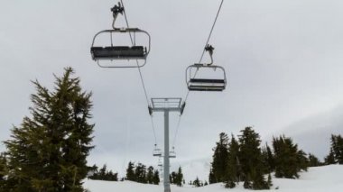 Ultra yüksek çözünürlüklü 4 k zaman sandalye teleferik ve kayakçılar kar eteklerinde taşıma sukut film kaplı Mount Hood hükümet Camp Oregon 4096 x 2304