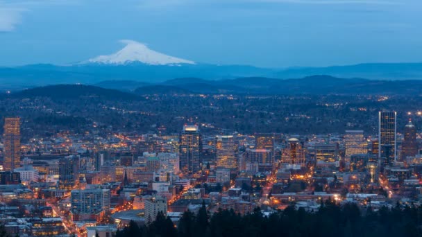 UHD 4k filme lapso de tempo de auto tráfego e trilhas de luz sobre a neve coberto Mt. Capuz e cidade de Portland Oregon da luz do dia para a hora azul 4096x2304 — Vídeo de Stock