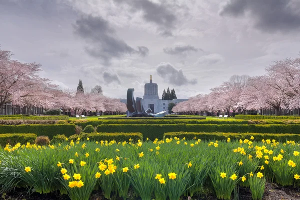 Oregon State Capitol Building con fiori primaverili — Foto Stock