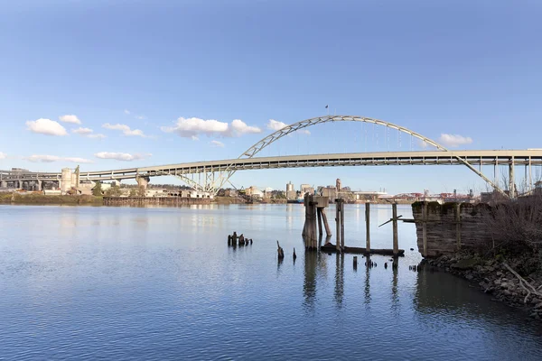 弗里蒙特桥与蓝蓝的天空 — 图库照片