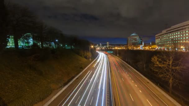 Ultra alta definizione 4k time lapse film di nuvole e lunghe tracce semaforo autostrada esposizione sulla interstatale 84 autostrada che porta nel centro della città di Portland Oregon di notte 4096x2304 — Video Stock