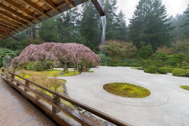 Yağmurlu gün Japonca düz Garden