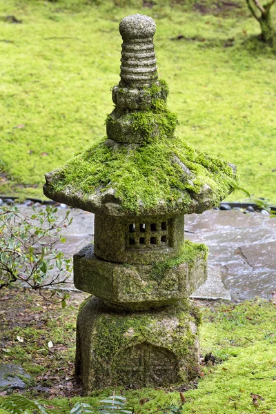 Старый каменный фонарь в Японском саду — стоковое фото
