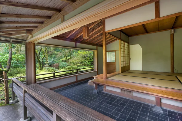 Casa de té en el jardín japonés en primavera — Foto de Stock