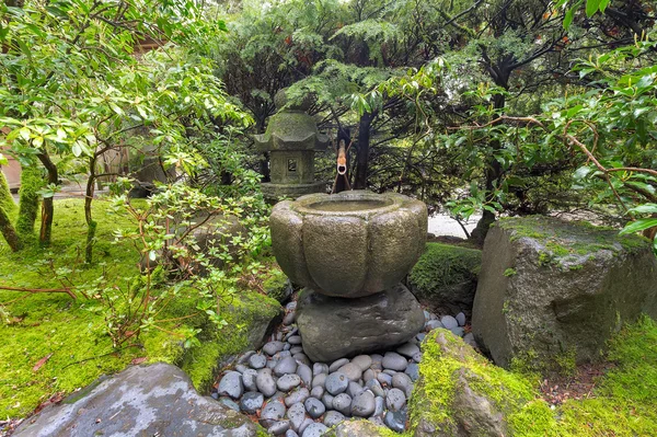 Fontana d'acqua di Tsukubai al giardino giapponese — Foto Stock
