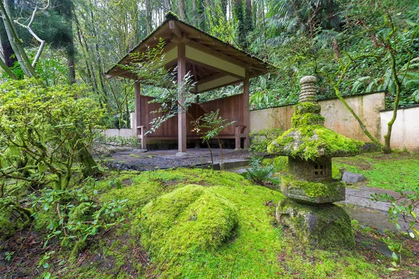 Japon bahçe ahşap barınağında — Stok fotoğraf