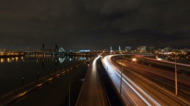 Ultra yüksek çözünürlüklü 4k zaman atlamalı film uzun pozlama otoyol trafik lambası yollar ve gece 4096 x 2304 şehir şehir Portland Oregon Willamette Nehri boyunca Interstate 5 karayolu üzerinde bulutlar