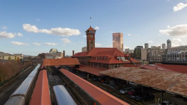 Ultra-High-Definition-4k-Zeitraffer-Film von weißen Wolken Autobahn-Verkehr und Passagierverkehr in Gewerkschaft Bahnhof Innenstadt Portland oregon 4096x2304 — Stockvideo