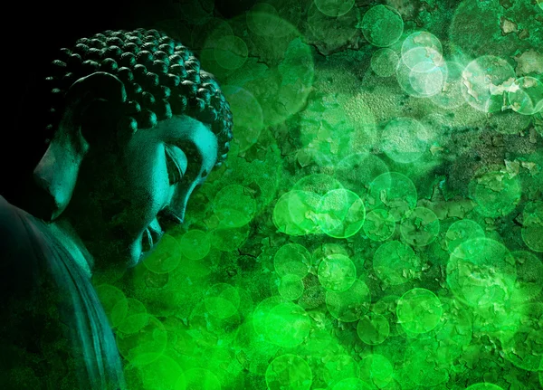 Бронзово-зелёная статуя Будды Дзен медитирует — стоковое фото