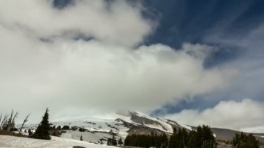 Ultra yüksek çözünürlüklü 4 k zaman sukut film bulutlar ve turistler Mount Hood Timberline Lodge Oregon 4096 x 2304 üzerinde taşıma