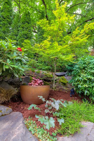 Tuin met gouden Container Pot in aangelegde tuin — Stockfoto