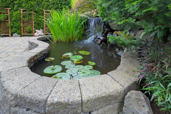 Tuin achtertuin vijver met waterval — Stockfoto