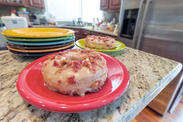 Bacon and Maple Donuts on Colorful Plates on Countertop — Stock Photo, Image