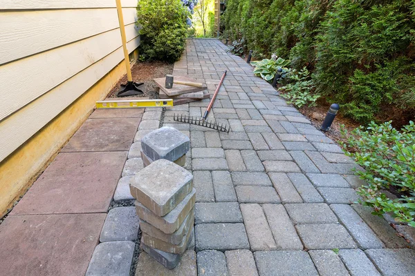 Pavimentadoras y herramientas de piedra para el paisajismo de patios laterales —  Fotos de Stock