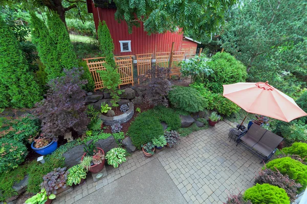 Arka bahçe veranda kırmızı ahır genel bakış ile çevre düzenlemesi — Stok fotoğraf