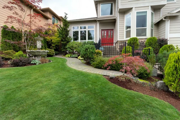 Frontyard of House with Water Fountain — Stock Photo, Image