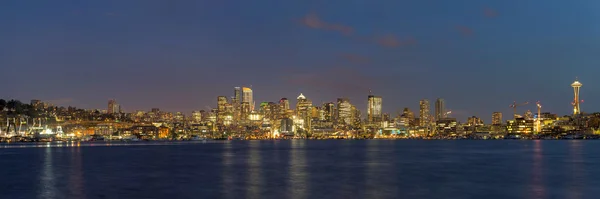 Seattle stadssilhuetten längs Lake Union kvällen Panorama — Stockfoto