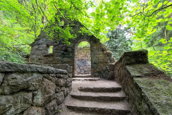 Maison en pierre abandonnée avec érables au sentier Wildwood — Photo