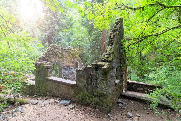 Opuštěné kamenný dům v Wildwood stezka ranní světlo — Stock fotografie