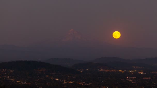 Timelapse UHD 4k z Długa ekspozycja wschód księżyca nad miastem z Portland w stanie Oregon z mount Hood i Cascade range 4096 x 2304 — Wideo stockowe