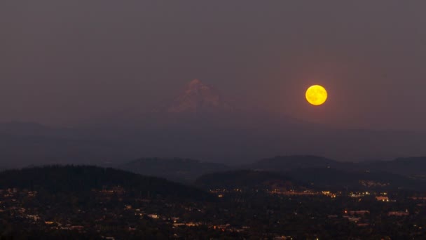 UHD 4k timelapse di lunga esposizione moonrise sopra la città di Portland Oregon con il monte Hood e Cascade gamma 4096x2304 — Video Stock