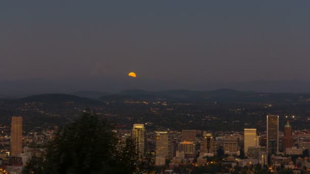 游戏中时光倒流的长时间曝光月亮升起在俄勒冈州波特兰市从黄昏到深夜的胡德山与梯级幅度 4 k 到蓝色小时 — 图库视频影像