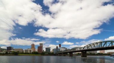 Portland Oregon Willamette Nehri boyunca şehir manzarası ile Hawthorne köprü otomatik trafik yaz 4 k uhd üzerinde beyaz bulutlar ve mavi gökyüzü hareketli zaman atlamalı