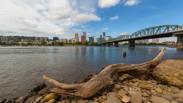 Tidsfördröjning för av vita moln och blå himmel över downtown skyline i Portland, Oregon längs Willamette River med Hawthorne bridge biltrafik i dagsljus 4k uhd — Stockvideo