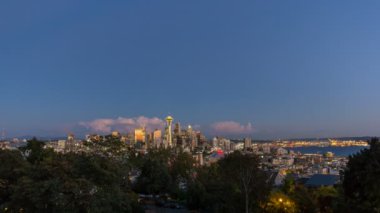 Zaman atlamalı bulutlar ve şehir ışıkları cityscape ve Port Seattle Washington eyaletinde gün batımına doğru mavi saat 4k, üzerinde