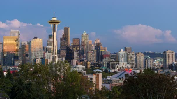 Lapso de tiempo de nubes y luces de la noche sobre el paisaje urbano de Seattle Washington de puesta del sol a la hora azul y en uhd noche 4k — Vídeo de stock