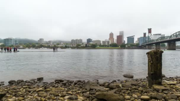 Time lapse of row boats and kayaking sports along Willamette River waterfront with downtown skyline and Hawthorne bridge in Portland OR 4k — Stock Video