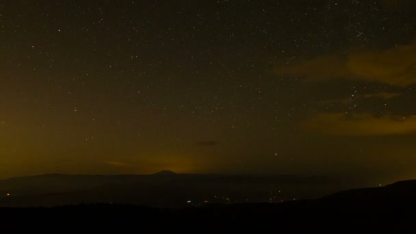 星星和移动的云层，在日落的时候流逝电影从波特兰 oregon1080p 落叶松山 — 图库视频影像