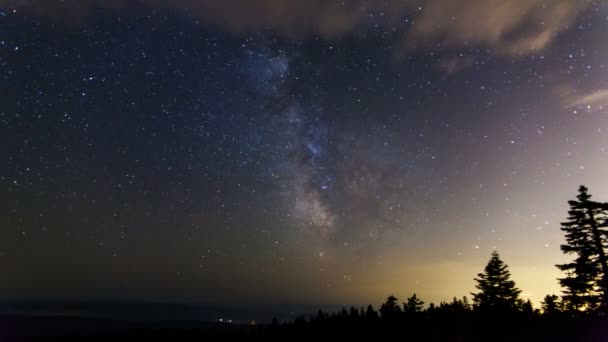 Time Lapse filme da Via Láctea com nuvens móveis e estrelas de tiro à noite de Larch Mountain em Portland Oregon 1080p — Vídeo de Stock