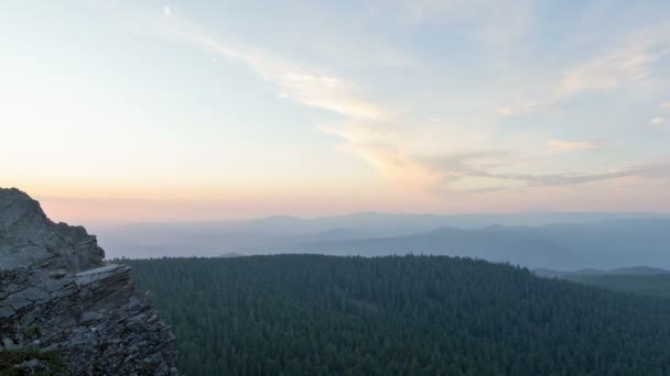 オレゴン州ポートランド 1080 p のカラマツ山から夕暮れ雲と青い空を移動の時間経過映画 — ストック動画