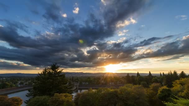 Time Lapse Film de coucher de soleil avec des nuages mouvants sombres sur la ville de Portland en Oregon à partir de Mount Tabor 1080p — Video