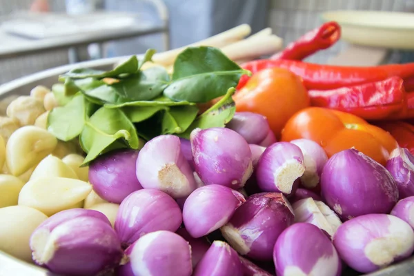 Ingredientes frescos para cocinar salsa de curry de pollo Primer plano —  Fotos de Stock
